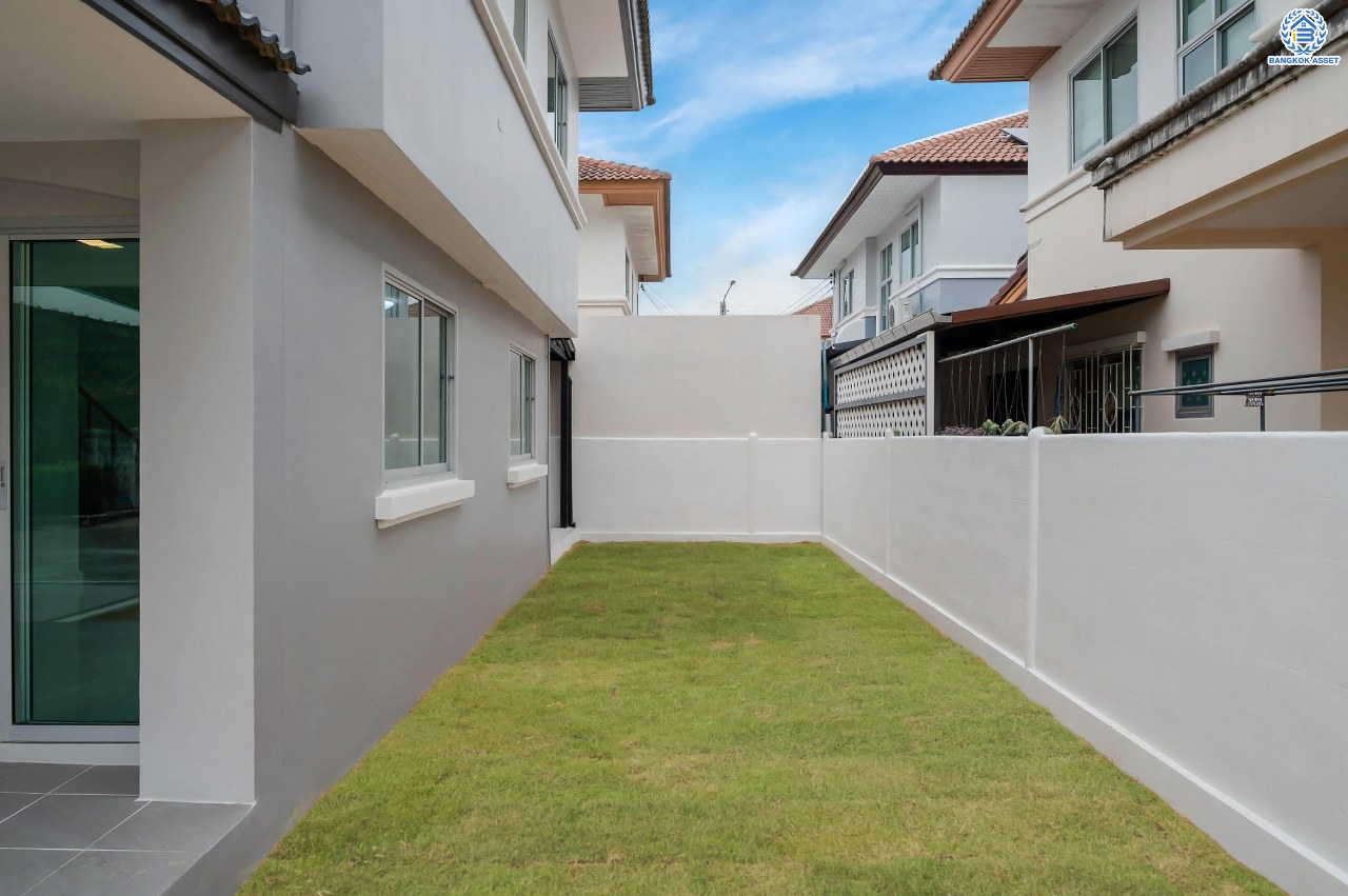 บ้านมือสองตกแต่งใหม่ โครงการ ศุภาลัยวิลล์ วงแหวน-รัตนาธิเบศร์ เนื้อที่กว้างกว่า 52 ตร.ว. ฟังก์ชัน 3 ห้องนอน 2 ห้องน้ำ 2 ที่จอดรถ ตอบโจทย์ทุกการเข้าอยู่ บนทำเลเดินทางสะดวก เชื่อมต่อถนนหลายเส้นทาง เพียง 15 นาทีก็ถึงรถไฟฟ้าสายสีม่วง "สถานีคลองบางไผ่" ใกล้ทางด่วน "กาญจนาภิเษก"